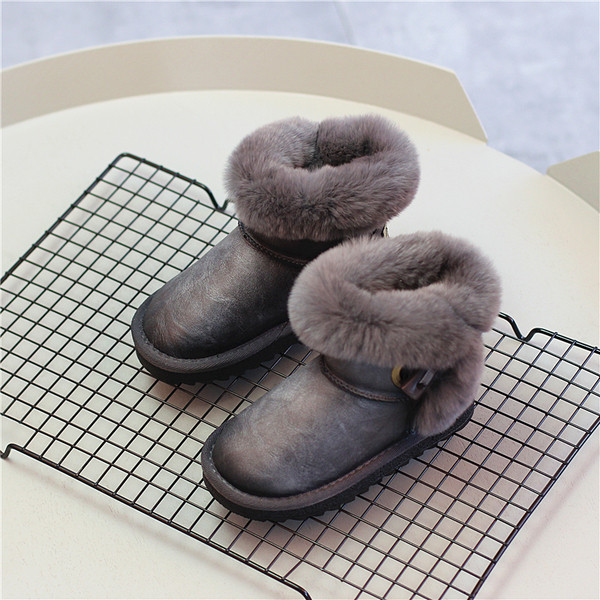 Απλές χειμωνιάτικες μπότες για κορίτσια με χνούδι σε τρία χρώματα