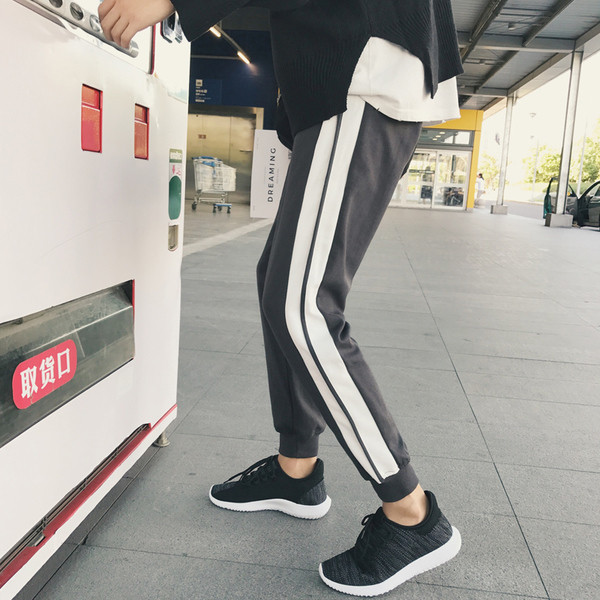 Λεπτά παντελόνια αθλητικών ατόμων με ιμάντες