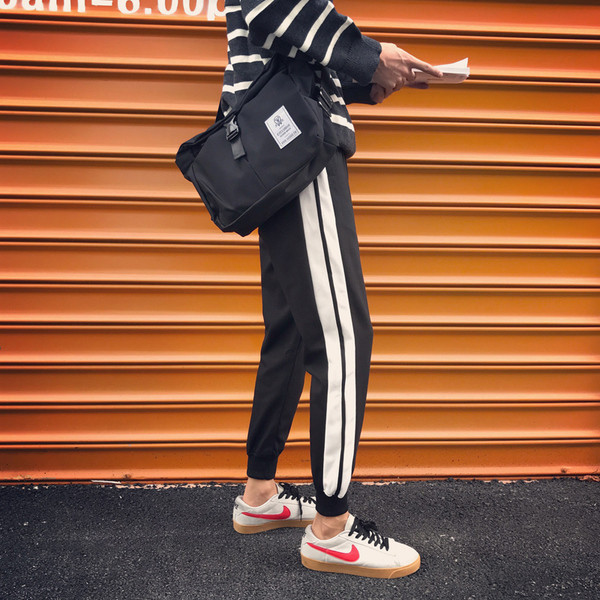 Λεπτά παντελόνια αθλητικών ατόμων με ιμάντες