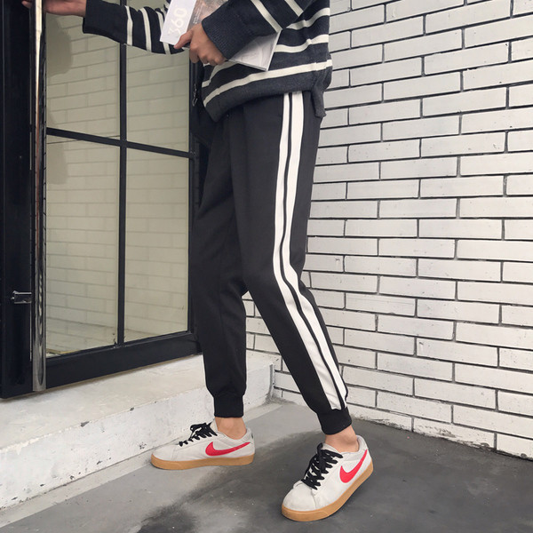 Λεπτά παντελόνια αθλητικών ατόμων με ιμάντες