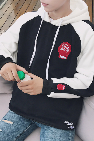 Ανδρική μπλούζα με κουκούλα και εκτυπώσεις σε δύο χρώματα