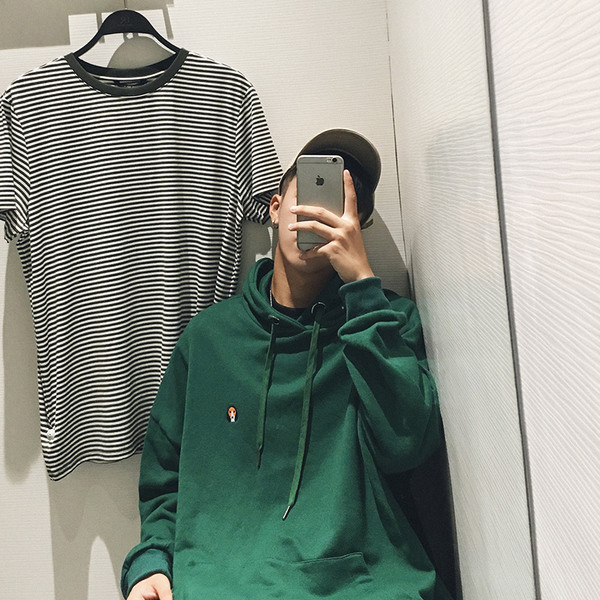 Απλή μπλούζα άνδρες σε ευρύ μοτίβο με κουκούλα και τσέπη