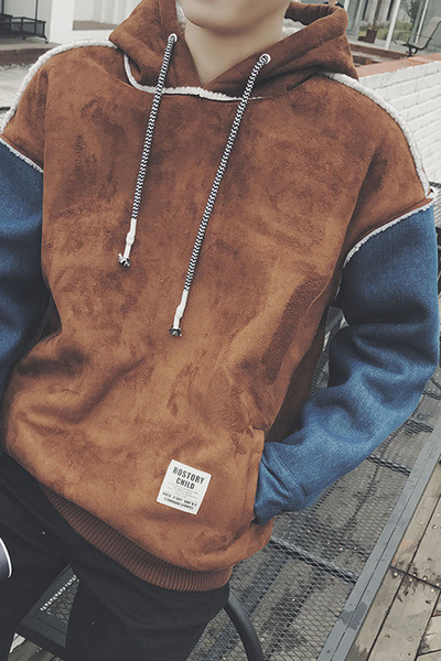 Κομψή μπλούζα άνδρας με πολύχρωμα μανίκια και κουκούλα