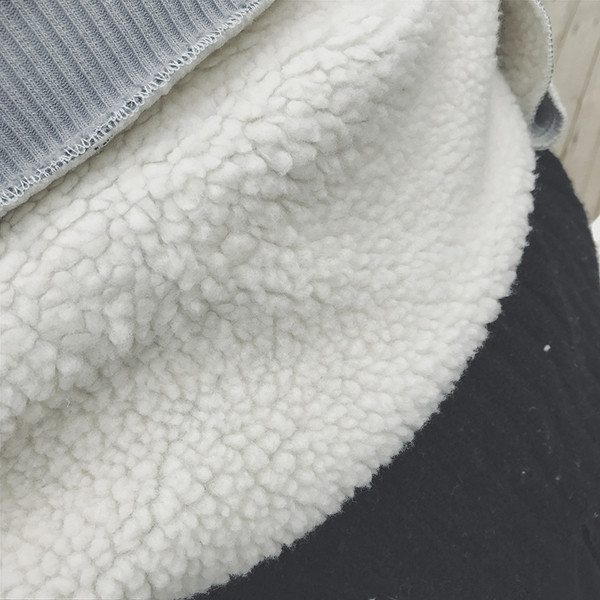 Κομψή μπλούζα άνδρας με πολύχρωμα μανίκια και κουκούλα