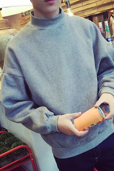 Спортно-елегантна широка мъжка блуза с поло яка в сив и черен цвят