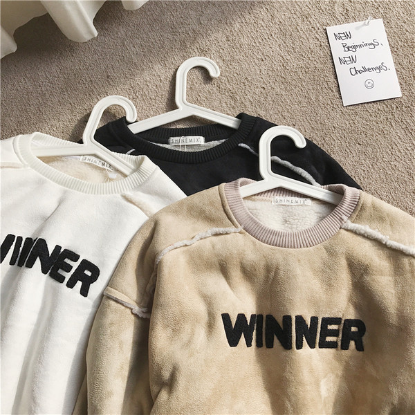 Κομψή βελούδινη μπλούζα σε τρία χρώματα με επιγραφή