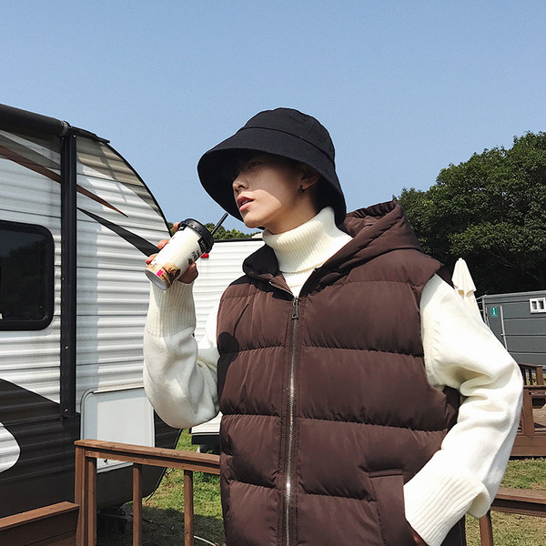 Ανδρικά αθλητικά ενδύματα σε απλό μοντέλο σε τρία χρώματα