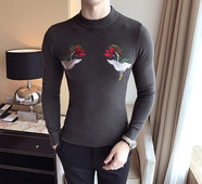 Κομψό ανδρικό πουλόβερ με κολάρο σε σχήμα O και ενδιαφέρον κεντήματα σε τρία χρώματα