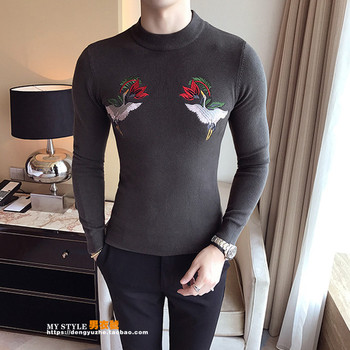 Стилен мъжки пуловер с О-образна яка и интересна бродерия в три цвята