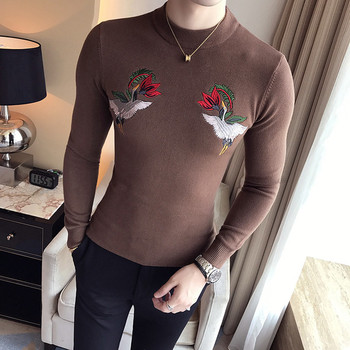 Стилен мъжки пуловер с О-образна яка и интересна бродерия в три цвята