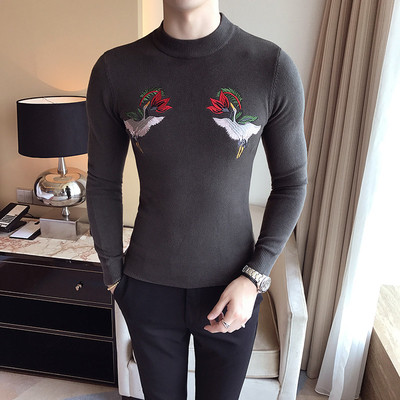 Κομψό ανδρικό πουλόβερ με κολάρο σε σχήμα O και ενδιαφέρον κεντήματα σε τρία χρώματα