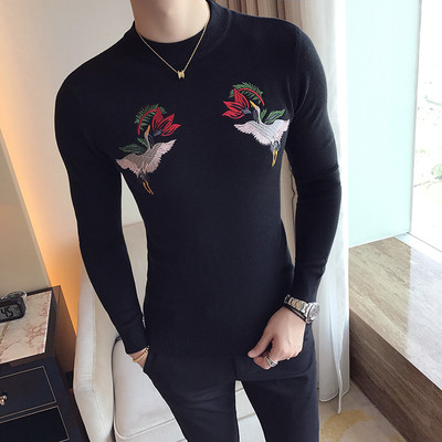 Κομψό ανδρικό πουλόβερ με κολάρο σε σχήμα O και ενδιαφέρον κεντήματα σε τρία χρώματα