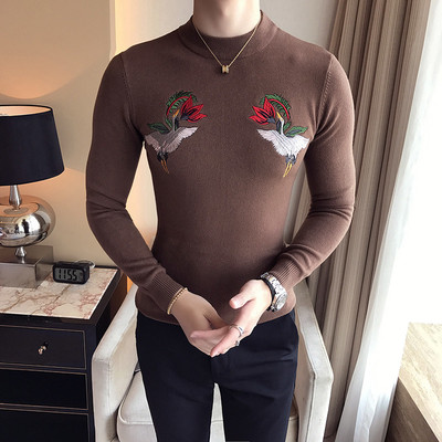 Κομψό ανδρικό πουλόβερ με κολάρο σε σχήμα O και ενδιαφέρον κεντήματα σε τρία χρώματα