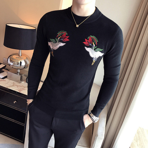 Κομψό ανδρικό πουλόβερ με κολάρο σε σχήμα O και ενδιαφέρον κεντήματα σε τρία χρώματα