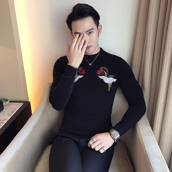 Κομψό ανδρικό πουλόβερ με κολάρο σε σχήμα O και ενδιαφέρον κεντήματα σε τρία χρώματα