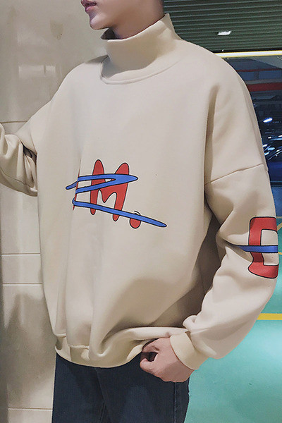 Ανδρικό φθινόπωρο-χειμωνιάτικο μπλουζάκι πόλο σε ένα ευρύ σχέδιο με μια εικόνα