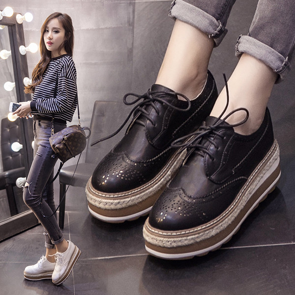 Αθλητικά κομψά κυρίες υψηλά παπούτσια, κατάλληλα για καθημερινή ζωή σε διαφορετικά χρώματα