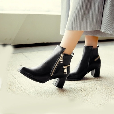 Κομψές γυναικείες μπότες με τρέχον και διακοσμητικό φερμουάρ σε δύο χρώματα