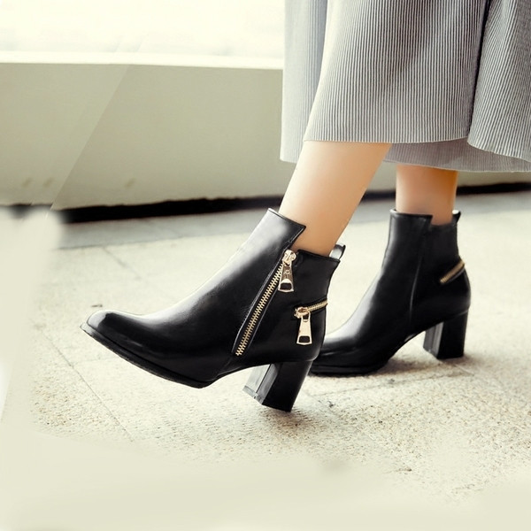 Κομψές γυναικείες μπότες με τρέχον και διακοσμητικό φερμουάρ σε δύο χρώματα