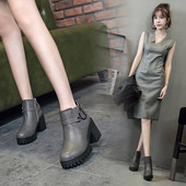 Απλές γυναικείες στρογγυλές μπότες με ιμάντα και χοντρά πέλματα σε δύο χρώματα