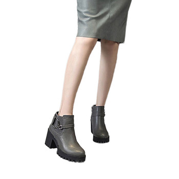 Απλές γυναικείες στρογγυλές μπότες με ιμάντα και χοντρά πέλματα σε δύο χρώματα