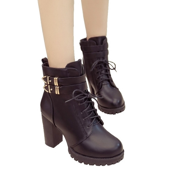 Υπέροχες γυναικείες ζεστές μπότες με ένα λουρί και μια τραχιά χαλάρωση σε μαύρο χρώμα