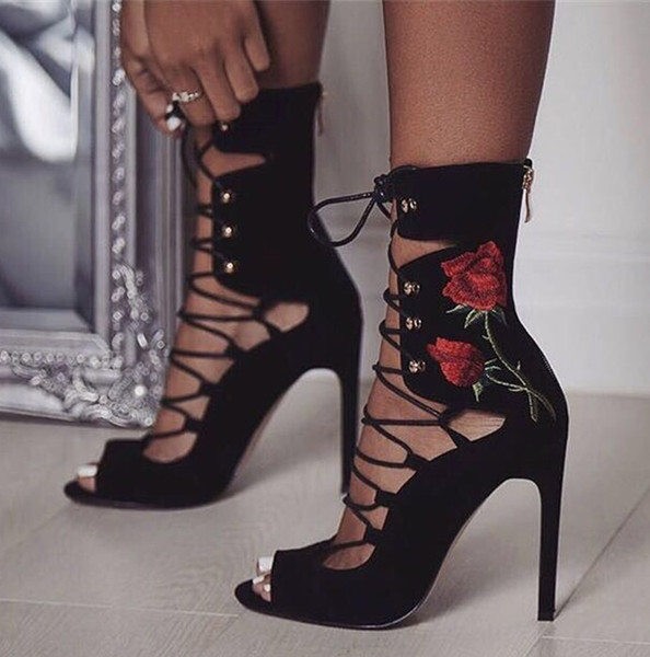 Γυναικεία παπούτσια υψηλών τακουνιών με εγκάρσια ζεύγη και ενημερωμένα κεντήματα (ύψος αστραγάλου)