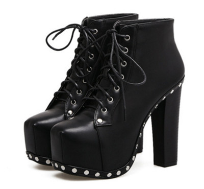 Κυρίες casual μπότες με μεγάλη πλατφόρμα και μαλακή φούστα από δέρμα