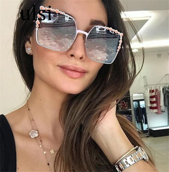 Γυναικεία γυαλιά ηλίου με μεγάλα τετράγωνα γυαλιά