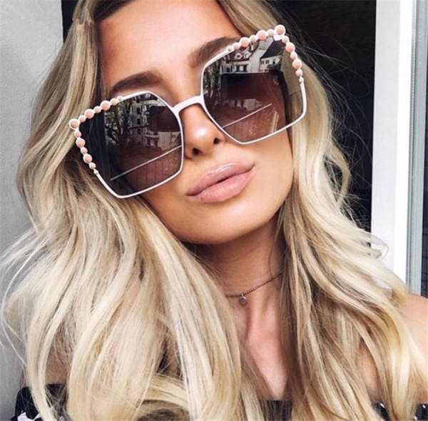 Γυναικεία γυαλιά ηλίου με μεγάλα τετράγωνα γυαλιά