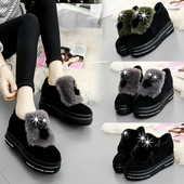 Γυναικείες μπότες φθινοπώρου-χειμώνα σε μαύρο χρώμα με ένα στοιχείο φτερού