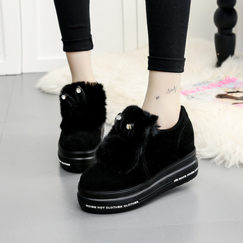 Γυναικείες μπότες φθινοπώρου-χειμώνα σε μαύρο χρώμα με ένα στοιχείο φτερού