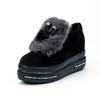 Γυναικείες μπότες φθινοπώρου-χειμώνα σε μαύρο χρώμα με ένα στοιχείο φτερού