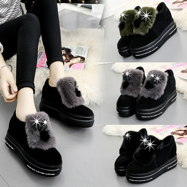 Γυναικείες μπότες φθινοπώρου-χειμώνα σε μαύρο χρώμα με ένα στοιχείο φτερού