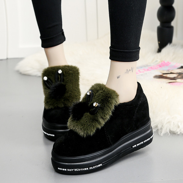 Γυναικείες μπότες φθινοπώρου-χειμώνα σε μαύρο χρώμα με ένα στοιχείο φτερού