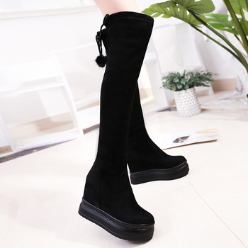 Κυρίες μπότες από οικολογικό σουέτ με ψηλή σόλα με πρησμένους δεσμούς σε μαύρο χρώμα