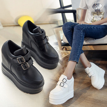 Спортни-ежедневни обувки с каишки на висока подметка в черен и бял цвят