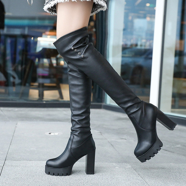 Κυρίες μπότες με τρέχουσες και χοντροειδείς σόλες, σε μαύρο χρώμα με διακοσμητικά πριτσίνια