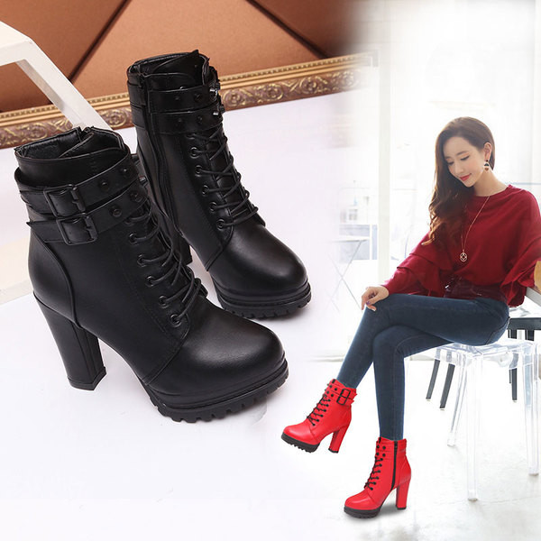 Αθλητικές κομψές γυναικείες μπότες  με ιμάντες και κρίκους σε μαύρο και κόκκινο χρώμα