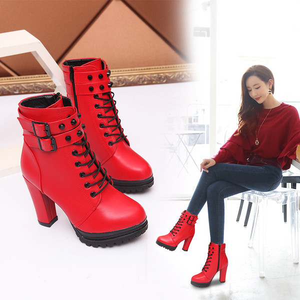 Αθλητικές κομψές γυναικείες μπότες  με ιμάντες και κρίκους σε μαύρο και κόκκινο χρώμα