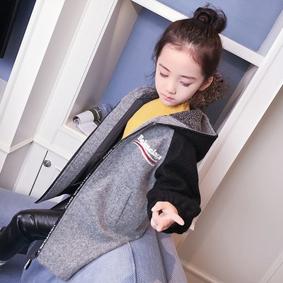 Παιδικό μακρύ μπουφάν για κορίτσια με κουκούλα και πολύχρωμα μανίκια και επιγραφή στο πίσω μέρος σε διάφορα χρώματα