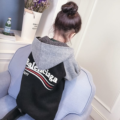 Παιδικό μακρύ μπουφάν για κορίτσια με κουκούλα και πολύχρωμα μανίκια και επιγραφή στο πίσω μέρος σε διάφορα χρώματα