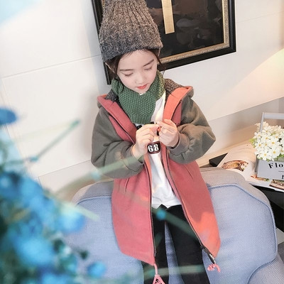 Παιδικό μακρύ μπουφάν για κορίτσια με κουκούλα και πολύχρωμα μανίκια και επιγραφή στο πίσω μέρος σε διάφορα χρώματα