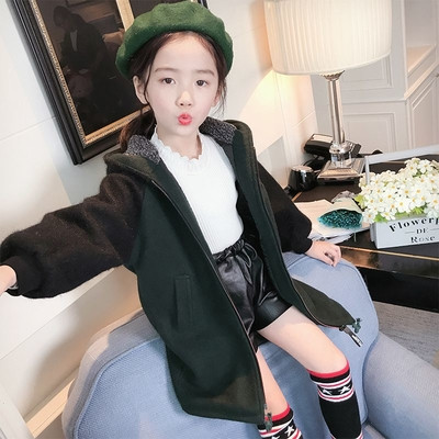 Παιδικό μακρύ μπουφάν για κορίτσια με κουκούλα και πολύχρωμα μανίκια και επιγραφή στο πίσω μέρος σε διάφορα χρώματα