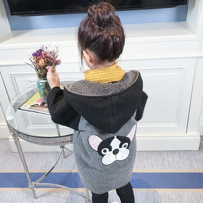 Παιδικό μακρύ μπουφάν για κορίτσια με κουκούλα και πολύχρωμα μανίκια και επιγραφή στο πίσω μέρος σε διάφορα χρώματα