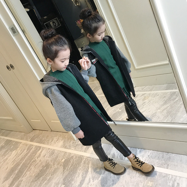 Παιδικό μακρύ μπουφάν για κορίτσια με κουκούλα και πολύχρωμα μανίκια και επιγραφή στο πίσω μέρος σε διάφορα χρώματα