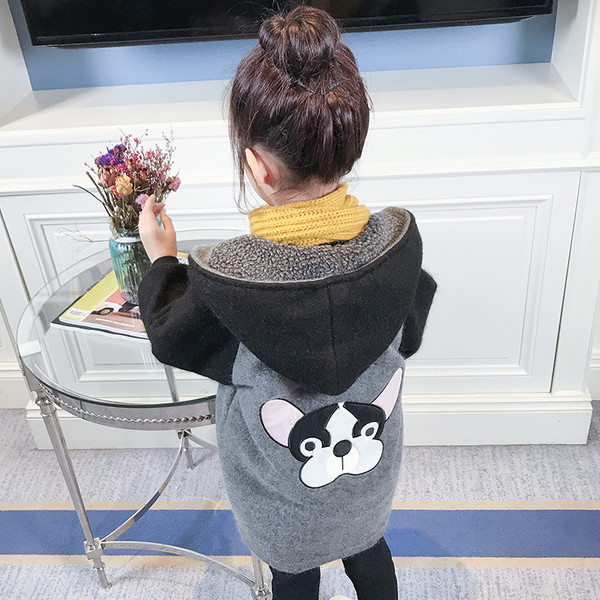 Παιδικό μακρύ μπουφάν για κορίτσια με κουκούλα και πολύχρωμα μανίκια και επιγραφή στο πίσω μέρος σε διάφορα χρώματα