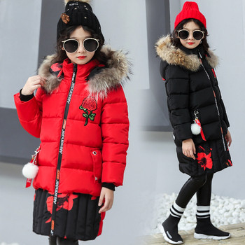 Βρεφικό μακρύ μπουφάν χειμώνα με κουκούλα και κάτω για κορίτσια, με επιγραφή και υποστήριξη σε μαύρο και κόκκινο χρώμα