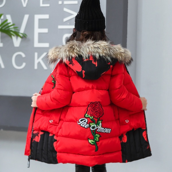 Βρεφικό μακρύ μπουφάν χειμώνα με κουκούλα και κάτω για κορίτσια, με επιγραφή και υποστήριξη σε μαύρο και κόκκινο χρώμα