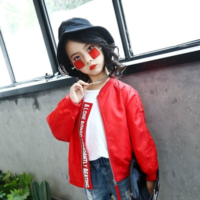 Κομψό δερμάτινο μπουφάν για κορίτσια σε ευρύ μοτίβο με κολάρο σε σχήμα O με κόκκινο και κίτρινο χρώμα στο πίσω μέρος